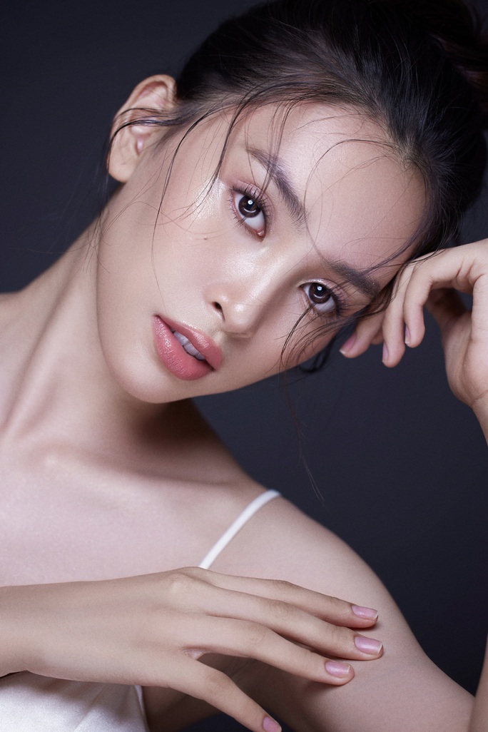 Hoa hậu Tiểu Vy tung loạt ảnh mới khiến cư dân mạng 'điêu đứng' vì nhan sắc siêu đỉnh  - Ảnh 1